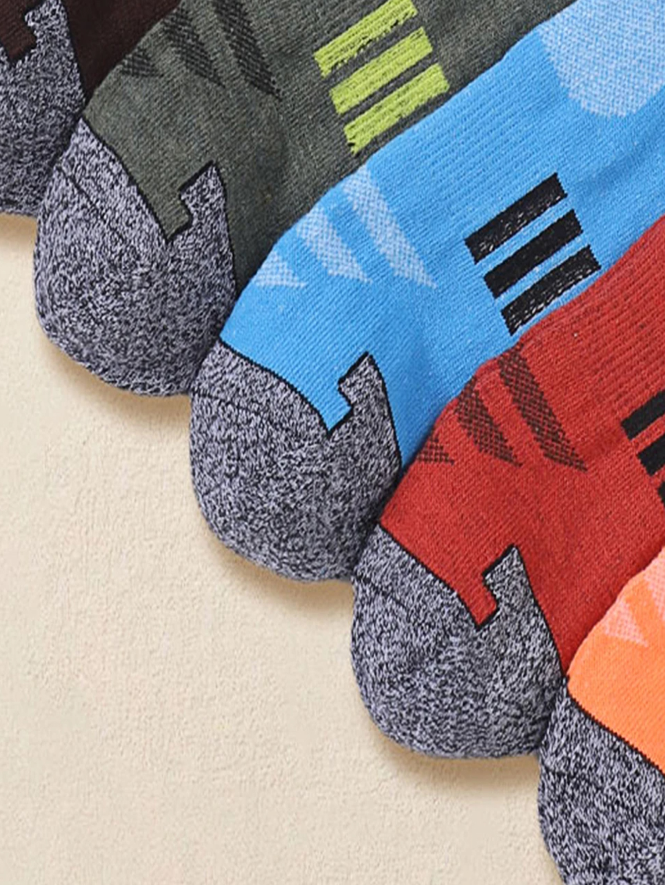 Men's Vibrant Multicolor Strip - Ankle Sock Low Cut ulasan dan harga